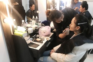 首都师范话剧《无人生还》上演，蒙妮坦化妆造型团队携手再现阿加莎经典作品