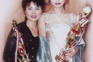 郑银铃在97第二十一届亚洲发型化妆大赛获晚宴组冠军 - 