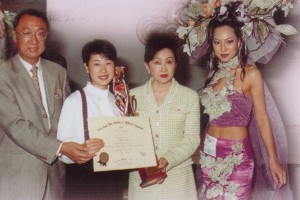 奕丽英97第二十一届亚洲发型化妆大赛获晕宴化妆组亚军 -