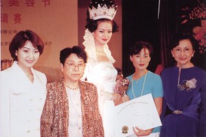 周莉在中国美发美容节精工杯化妆发型大赛获新娘化妆组冠
